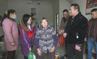 暖心！广东省湖北崇阳商会爱心企业家为困难群众送过年物资