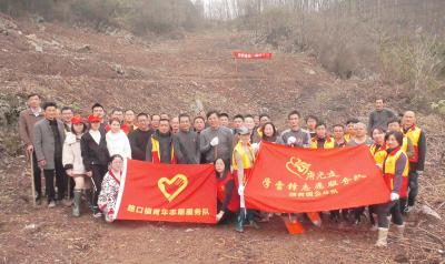 崇阳：“红马甲”为乡村添新绿