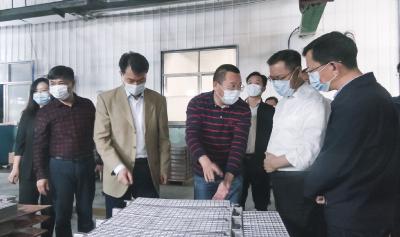 徐小兵到崇阳调研企业用工、基层党建和防汛工作