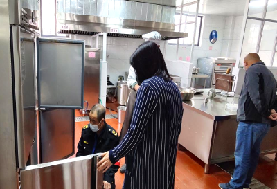 崇阳县和平市场监管所开展学校食堂食品安全“回头看”检查