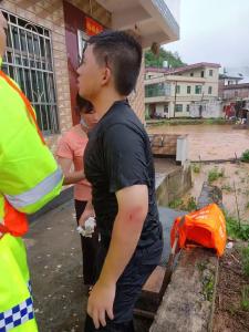 鄂粤联合报道 | 河源两特警暴雨救援一度被吸入涵洞！省公安厅为其申报一等功