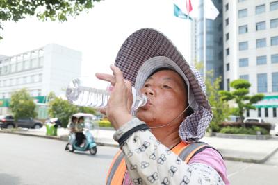 记者直击│崇阳：高温“烤”验   烈日下的坚守