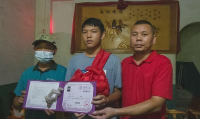 崇阳学子沈承东、程焯，你们的清华大学录取通知书到了！