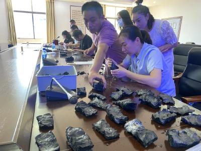 崇阳一房屋意外失火，30万元现金烤成黑炭…