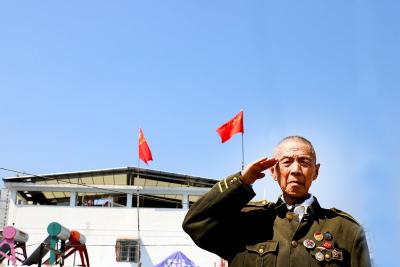 崇阳：87岁老人坚持25年升挂国旗  曾护卫毛主席游长江