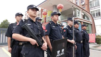 开学啦！崇阳警察“蜀黍”全力守护学生安全!
