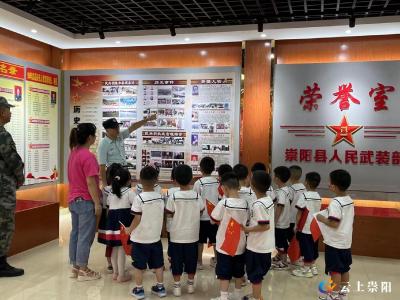 “我以后也要当解放军！”崇阳小朋友国庆走进军营后这样说