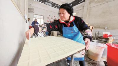 百余年历史的“豆腐村”地处深山却美名远扬 群山环抱的幕阜山里飘着豆腐香