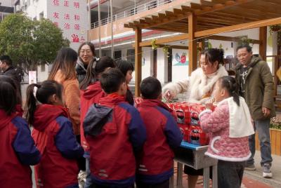 崇阳二小：发“奖券”   “兑”美食