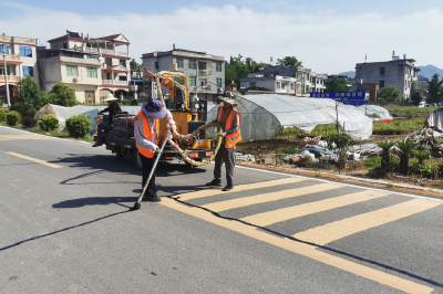 崇阳县治理路面病害 保障群众安全出行