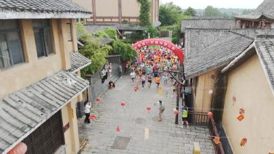 崇阳：五四青年节 青春“趣”登山