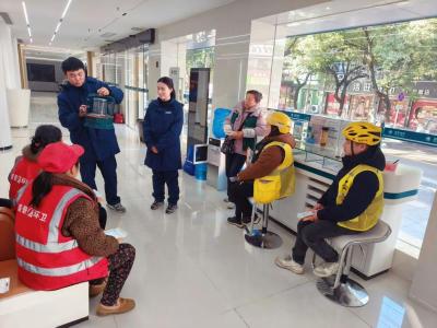 一线暖冬行 崇阳供电腊八递温情