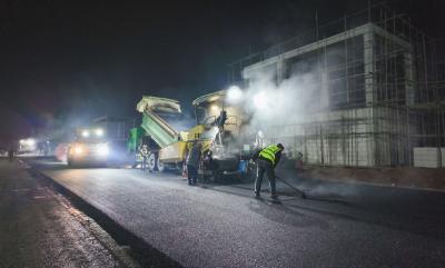 通宵鏖战 县综合物流园项目完成道路刷黑