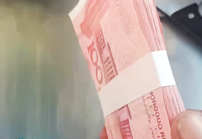 9000元现金“从天而降”  90后摊主帅气作答