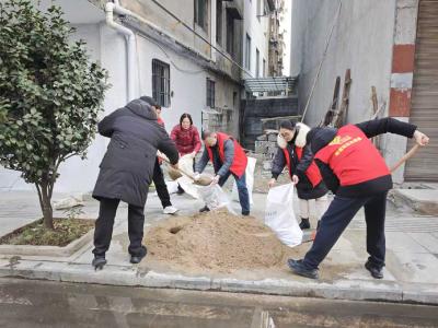 崇阳：银发先锋扫尘迎新 洁美家园共绘文明底色