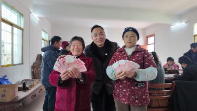 现金直发！黄精哥给乡亲们发工资