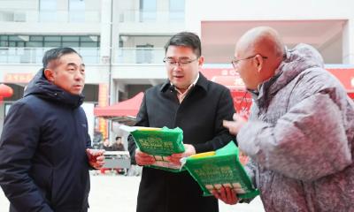 徐望调研全县新春商文旅融合促消费活动及商贸企业时强调：保安全  促消费  稳增长  惠民生