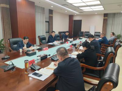 县委常委会举办树立和践行正确政绩观学习教育读书班集中学习