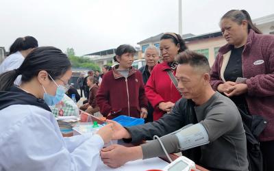 望闻问切进乡村 便民义诊暖桑榆 崇阳县中医院联合蔡墩卫生院开展惠民活动