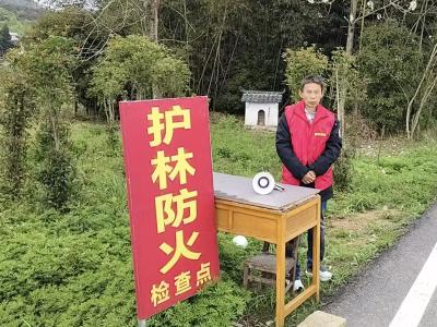 崇阳县天城镇：清明“不打烊”   守住山林护平安