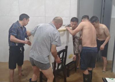 天城镇：暴雨来袭 镇村干部通宵排涝保民生