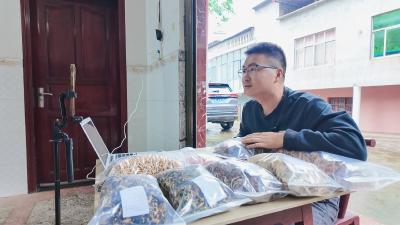 从深圳回村开直播：崇阳90后小伙王飞熊帮乡亲把山货走出山沟沟