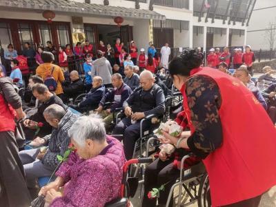 母亲节送爱心 崇阳县老年大学联合门球协会走进县社会福利院