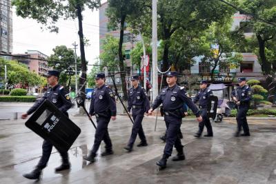 “警”色守护不打烊  崇阳反恐巡特警筑牢“五一”平安防线