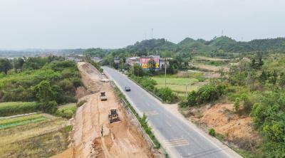 “五一”奋战不停歇 国道攻坚筑坦途