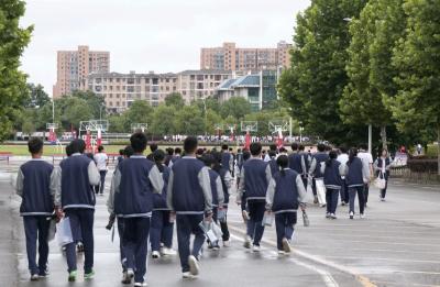 崇阳县2026年中考今日开考  