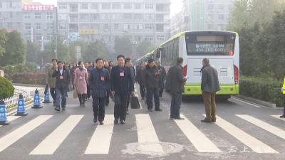 我县新型公交车亮相党代会 低碳环保为党代表提供出行服务