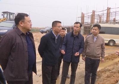 市领导来我县对幕阜山绿色产业带建设调研踩点