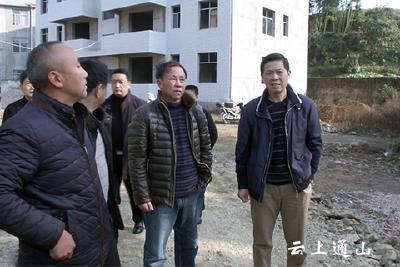 省经信委灾后重建工作组督查县林业带村因灾倒房重建工作