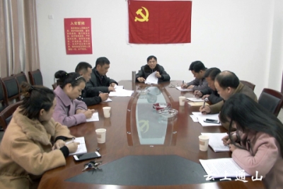县招商局集中学习十八届六中全会精神