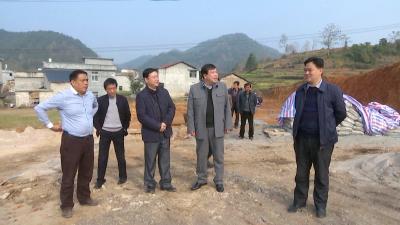 石玉华督办大路乡易地扶贫搬迁和因灾倒房户重建工作