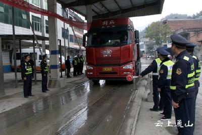 我县与阳新县开展跨区域联动治超整治行动