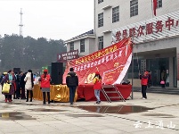 县爱心歌舞团为南林桥镇大坪村白血病患儿举行义演