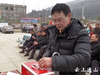 县爱心歌舞团为南林桥镇大坪村白血病患儿举行义演