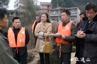 燕厦乡干群齐心  积极拆除网箱围汊