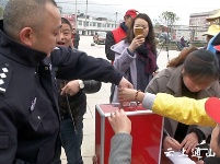 县爱心歌舞团为南林桥镇大坪村白血病患儿举行义演