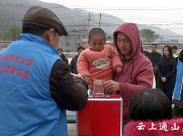 县爱心歌舞团为南林桥镇大坪村白血病患儿举行义演