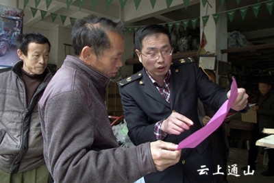 县质监局开展“3.15”农资打假活动