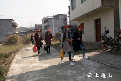 县物价局：开展“五关爱” “学雷锋” 庆“三八”活动