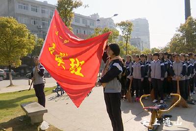 清明节县一中石瑛班学生在石瑛像前祭扫