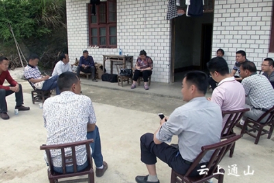 县领导深入实地督办富水南岸公路建设