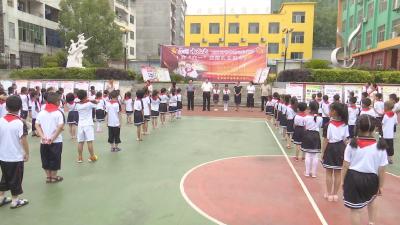 石玉华与育才学校师生共庆“六一”国际儿童节