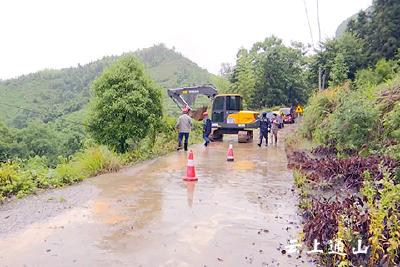 县供电公司：山体滑坡线路断 紧急抢修复电忙