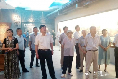 咸安区组织老干部来我县参观考察 接受廉政警示教育