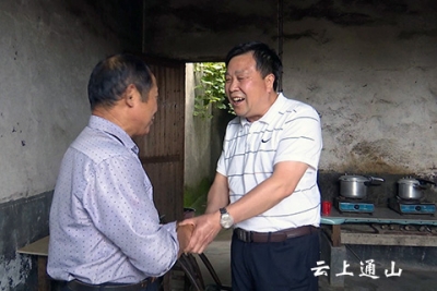县委书记石玉华走访慰问困难党员