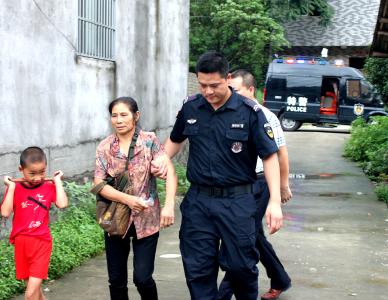 女子失足落水命悬一线 民警泅水施救成功脱险